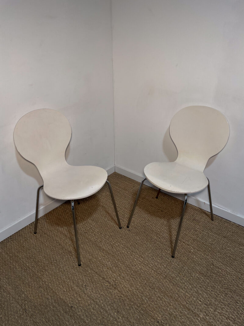 Lot de 2 chaises blanches et pieds en métal