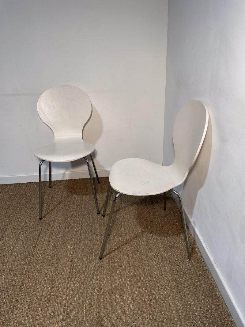 Lot de 2 chaises blanches et pieds en métal – Image 2