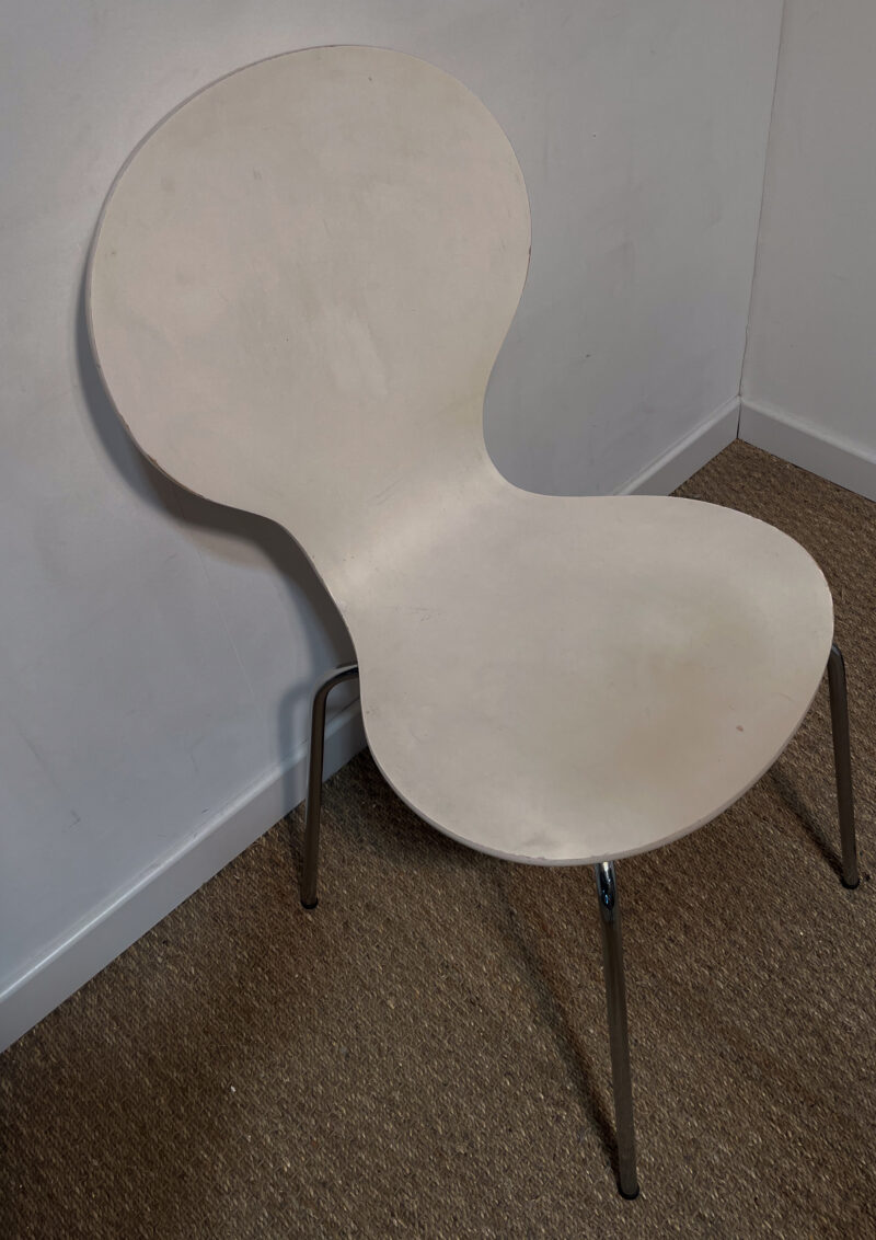 Lot de 2 chaises blanches et pieds en métal – Image 4
