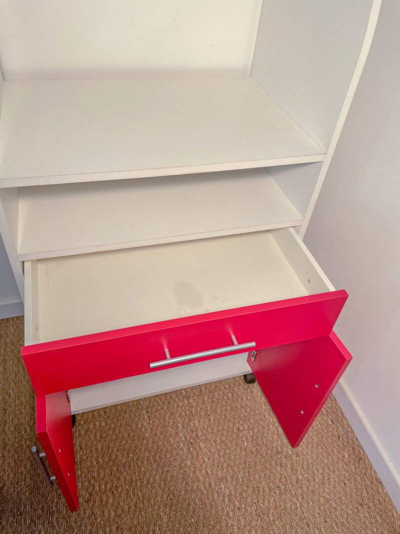 Meuble de cuisine blanc et rouge – Image 5