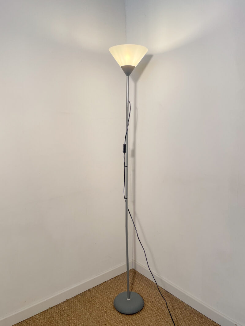 Lampadaire gris et blanc mat