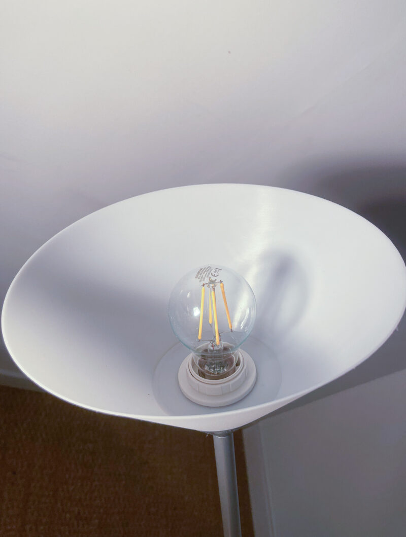 Lampadaire gris et blanc mat – Image 3
