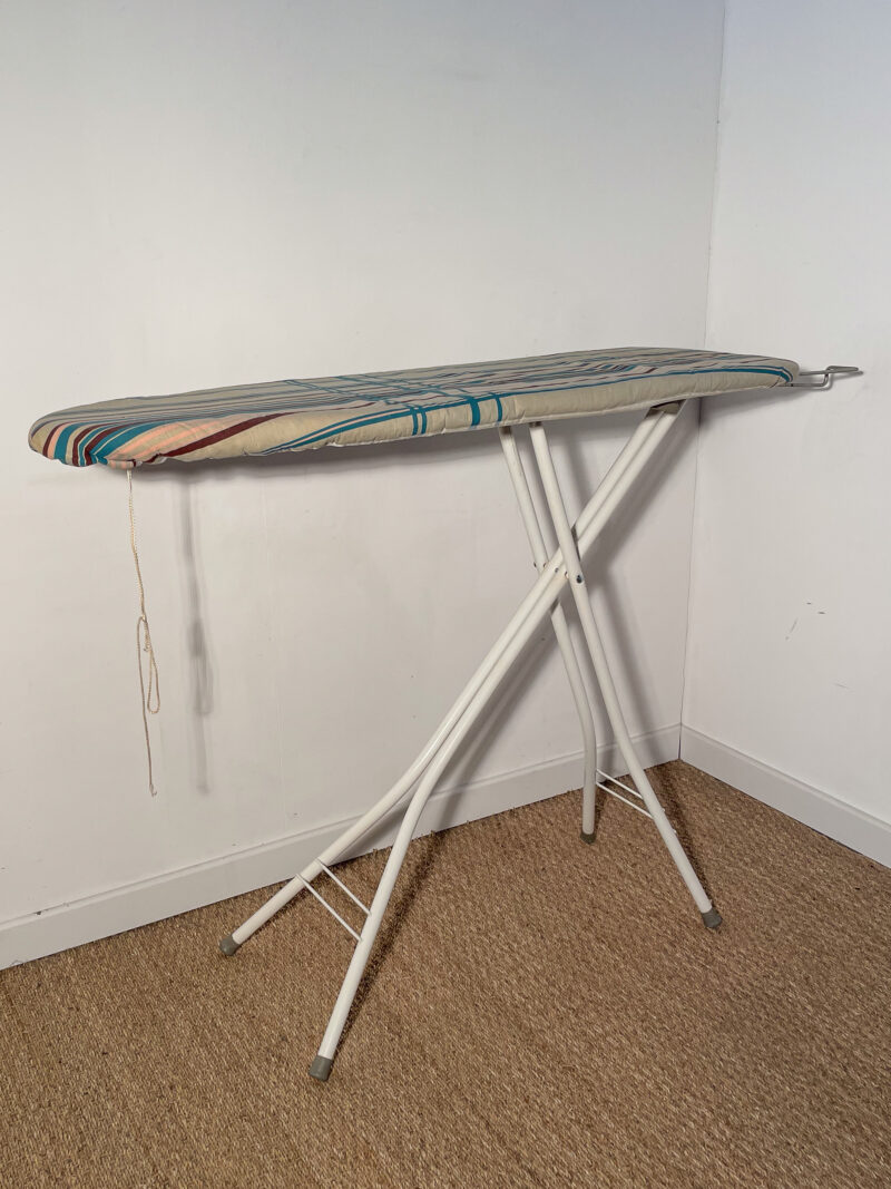 Table à repasser rayures