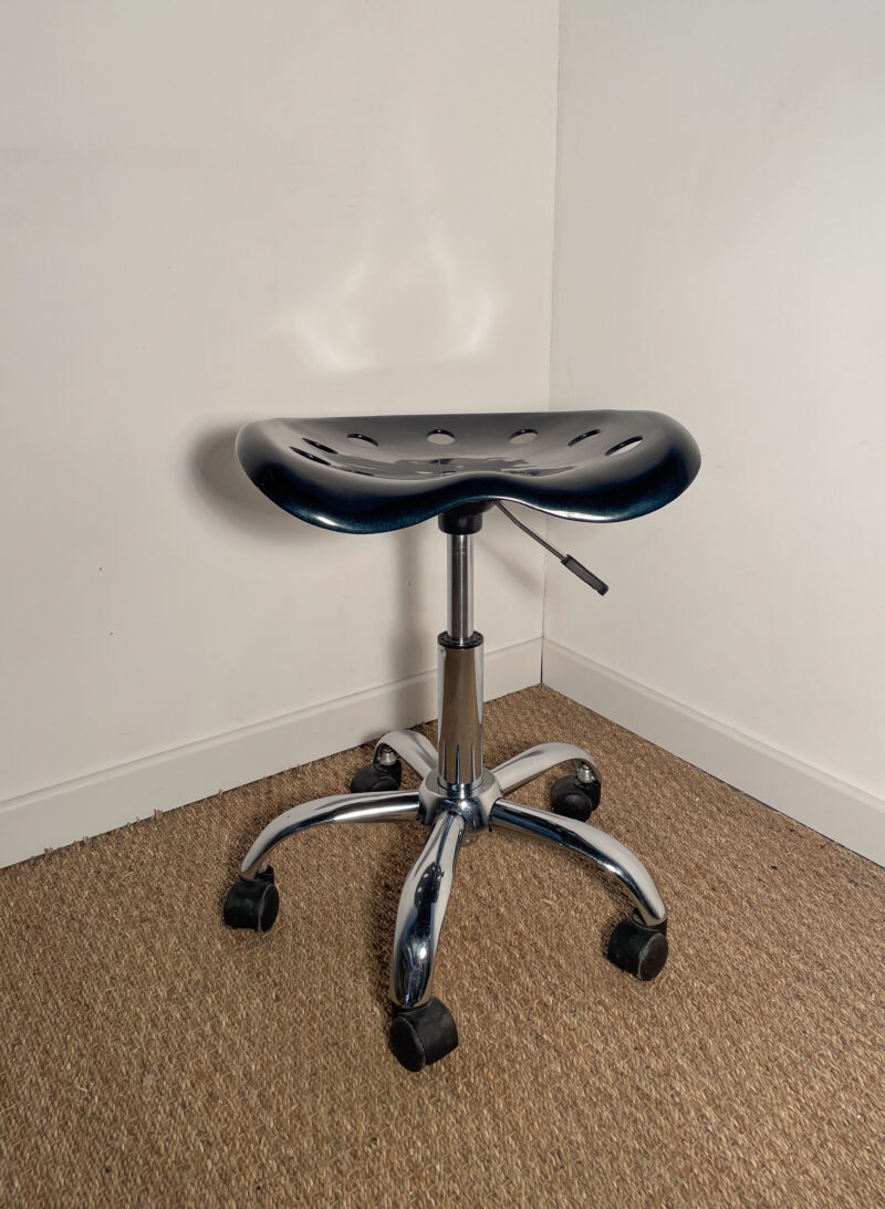 Tabouret noir brillant à roulettes