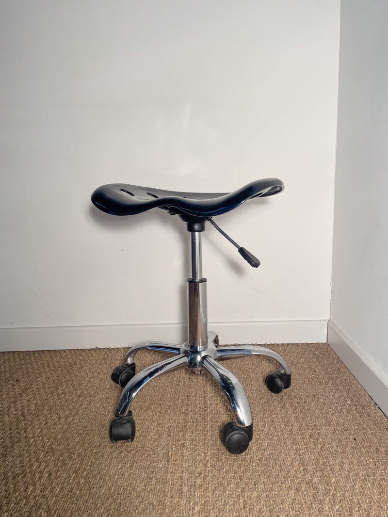 Tabouret noir brillant à roulettes – Image 2