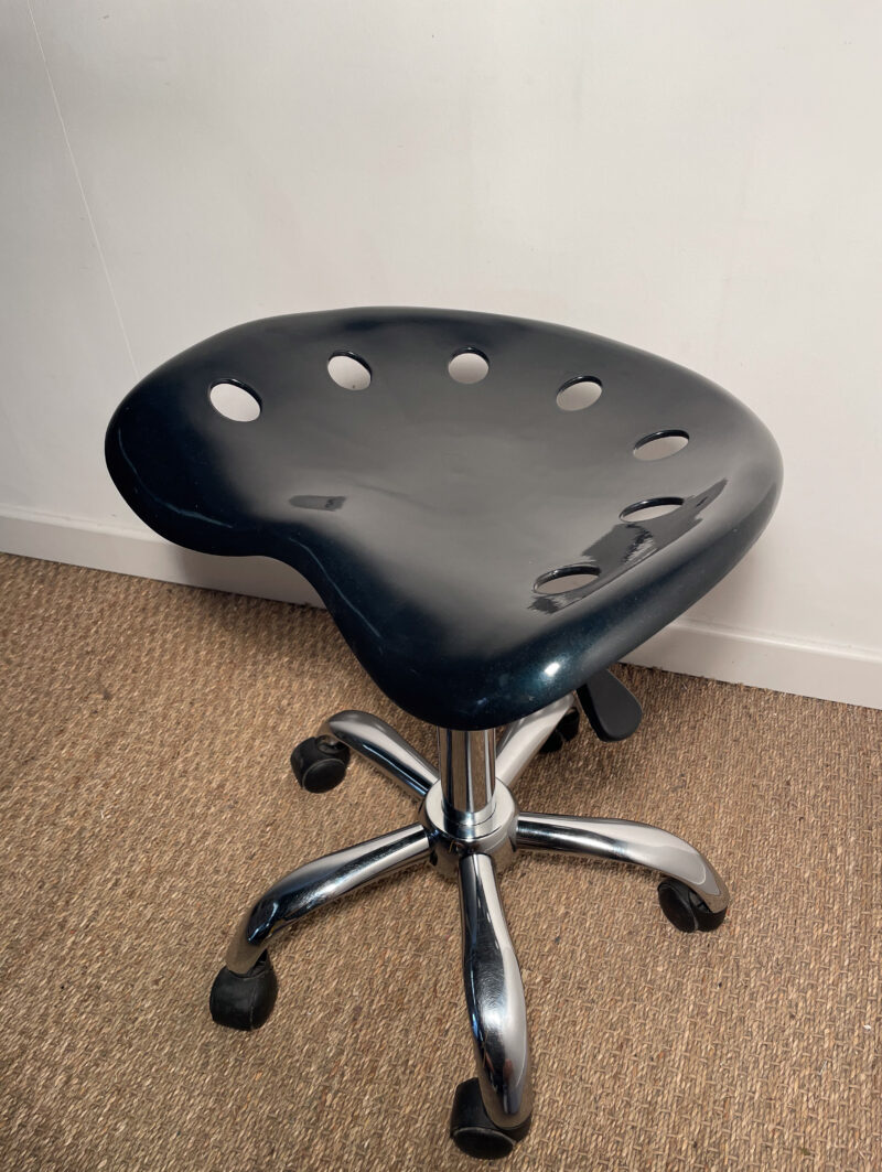 Tabouret noir brillant à roulettes – Image 3