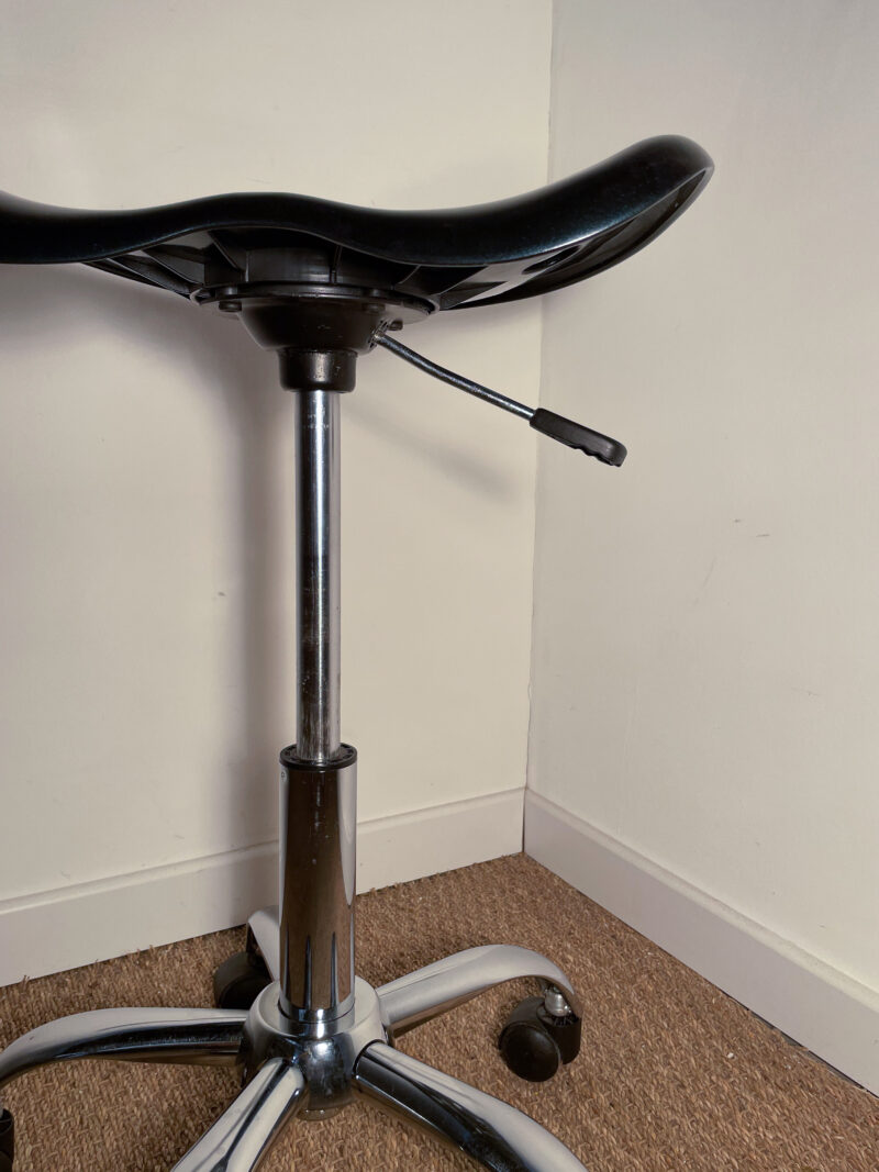 Tabouret noir brillant à roulettes – Image 4