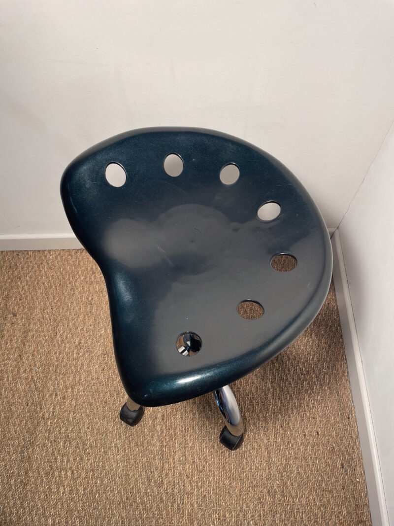 Tabouret noir brillant à roulettes – Image 5