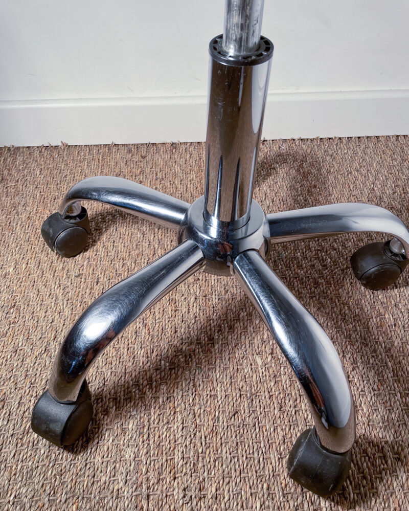 Tabouret noir brillant à roulettes – Image 6