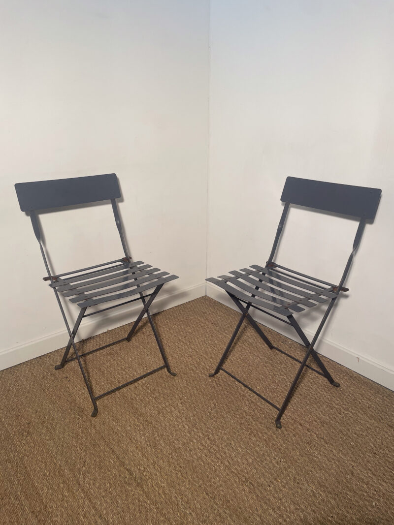 Lot 2 chaises de jardin en fer violet