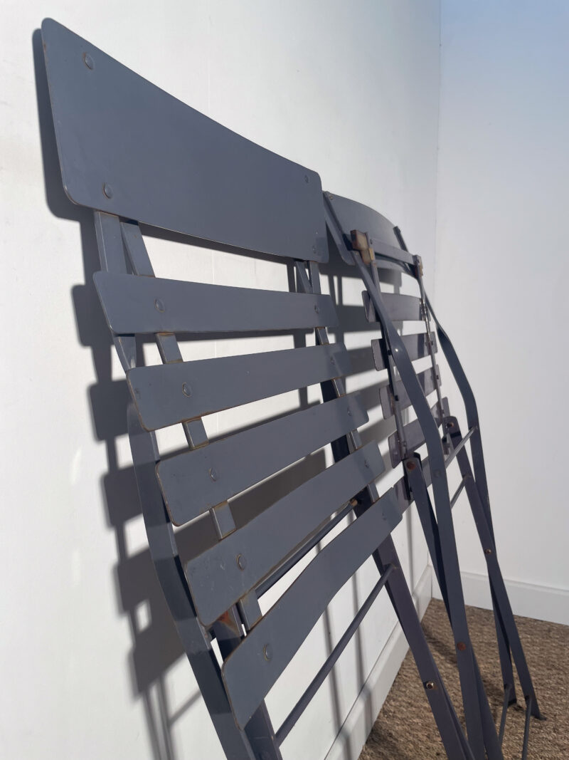 Lot 2 chaises de jardin en fer violet – Image 7