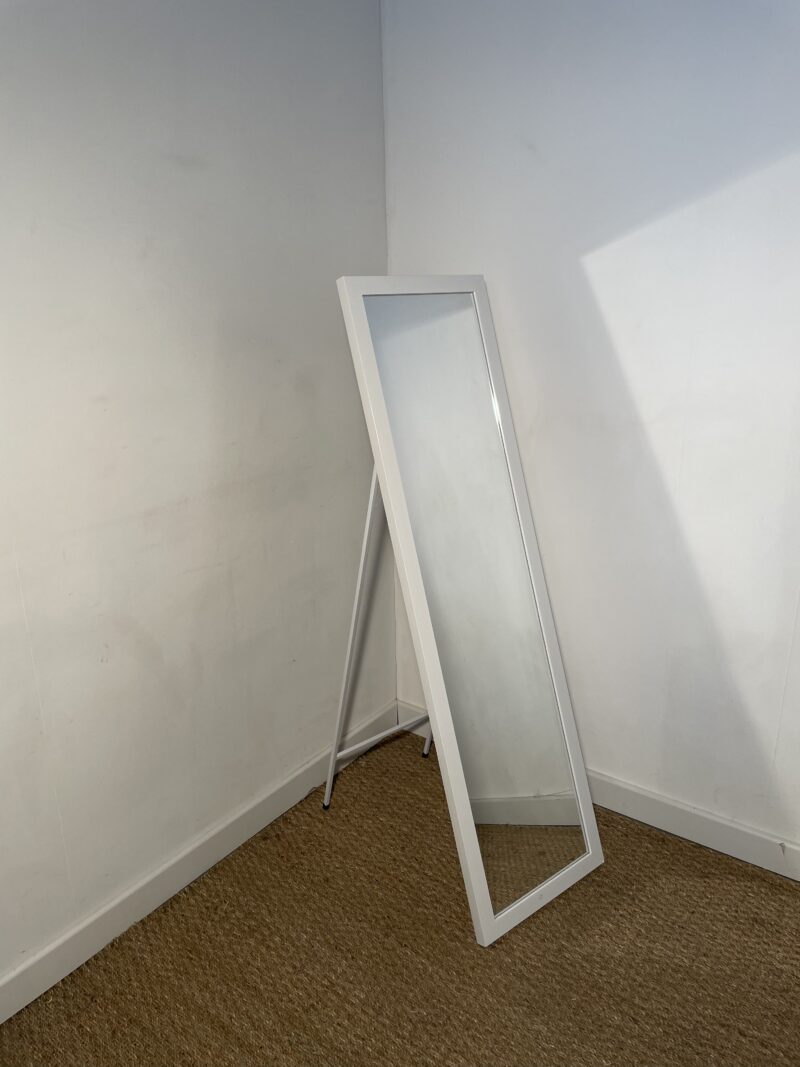 Miroir sur pried blanc