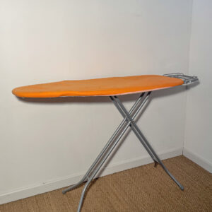 Table à repasser orange