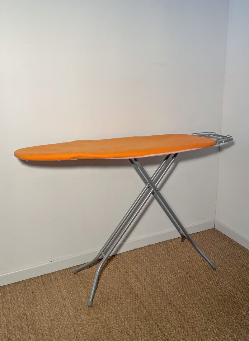 Table à repasser orange
