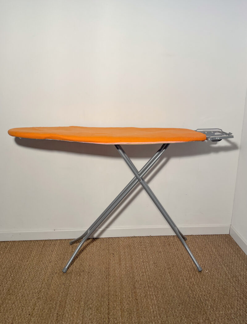 Table à repasser orange – Image 2
