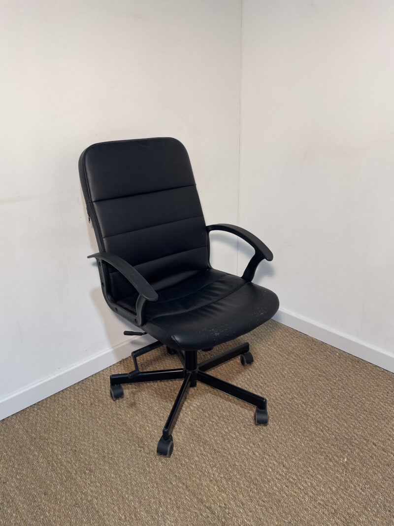 Fauteuil de bureau noir à roulettes
