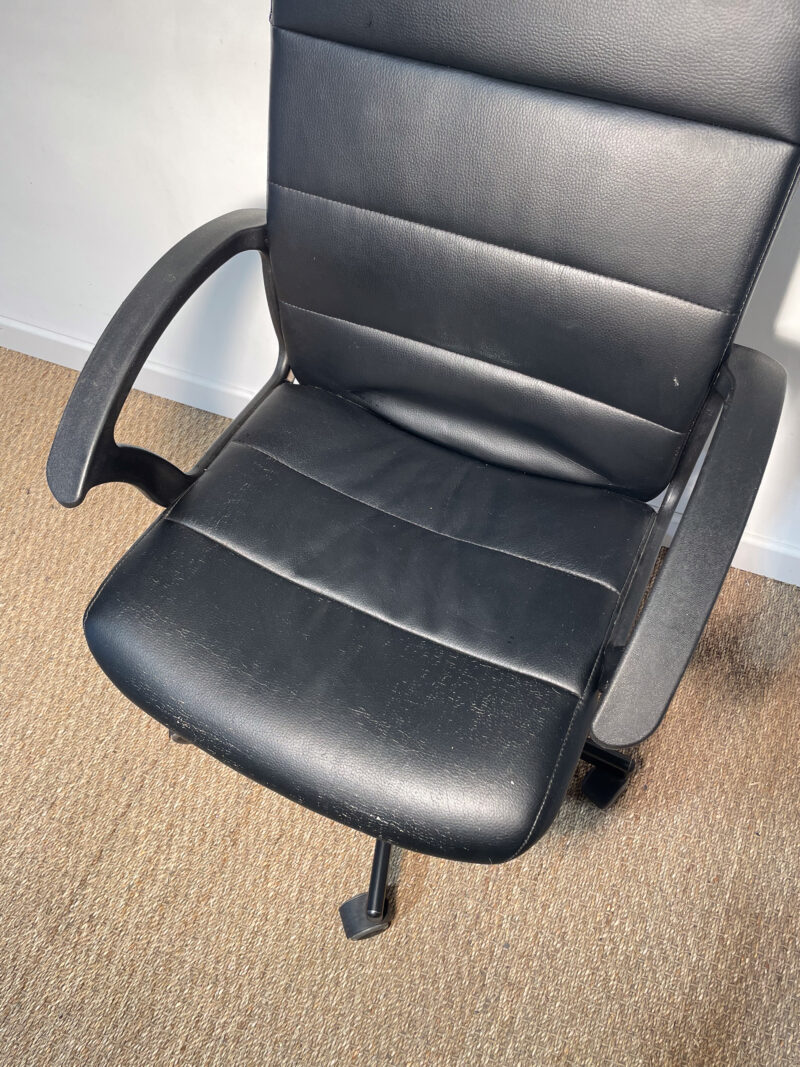 Fauteuil de bureau noir à roulettes – Image 3