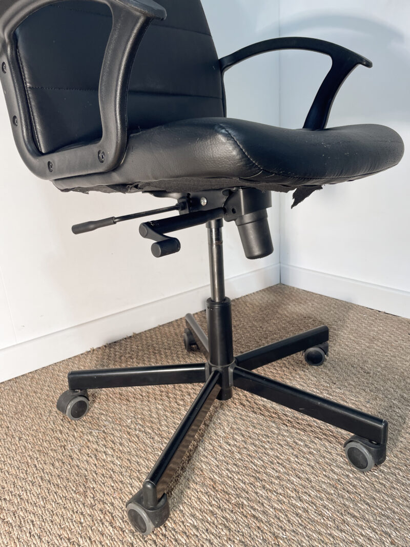 Fauteuil de bureau noir à roulettes – Image 4