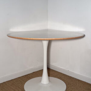 Table ronde blanche design tulipe