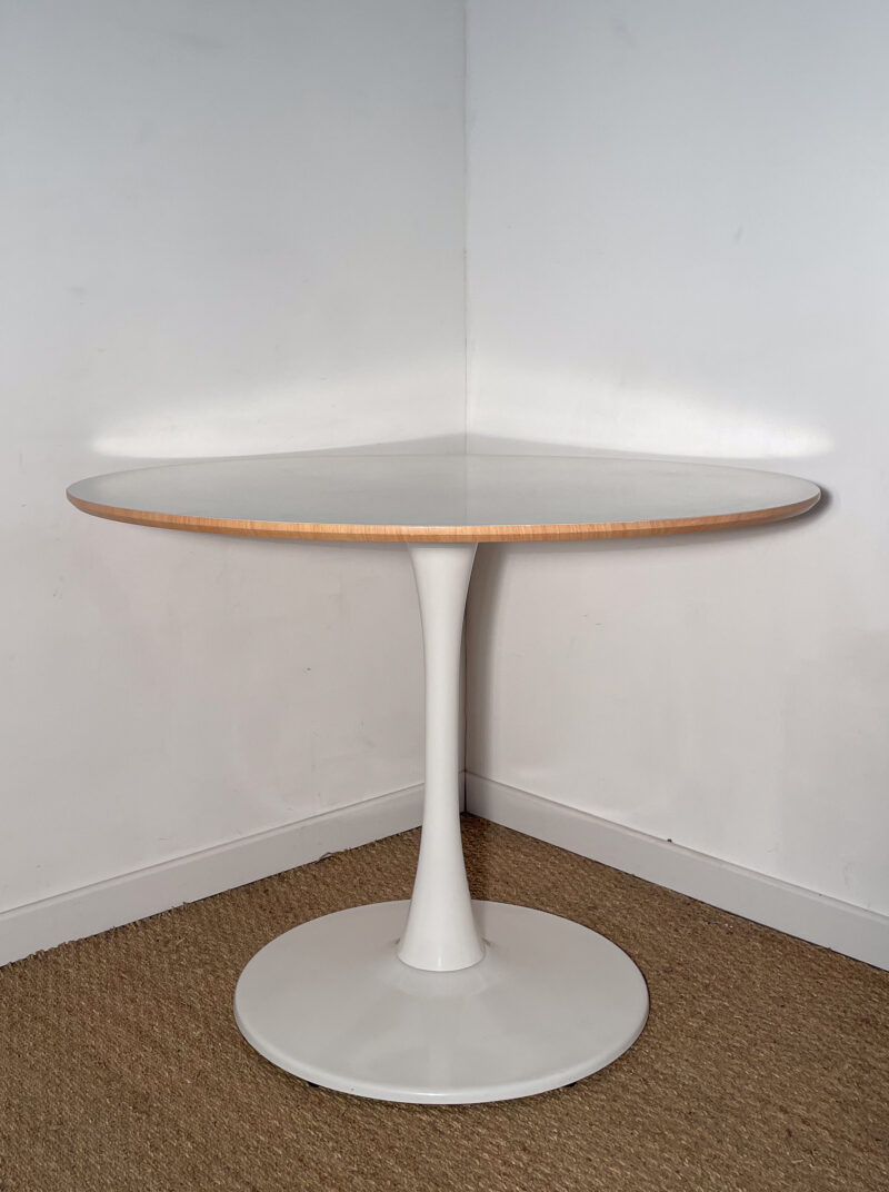 Table ronde blanche design tulipe