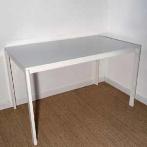 Table rectangulaire blanche