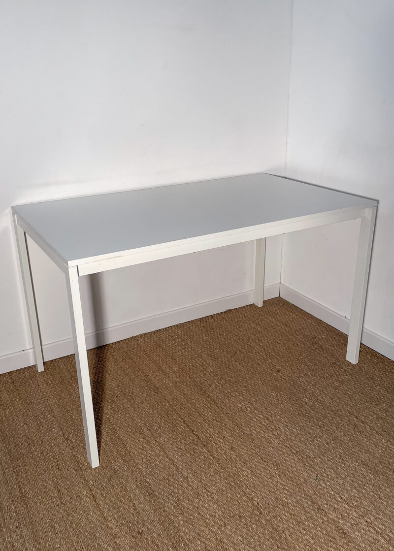 Table rectangulaire blanche