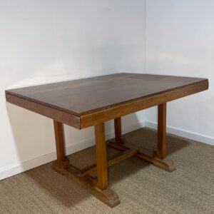 Table en bois rectangulaire