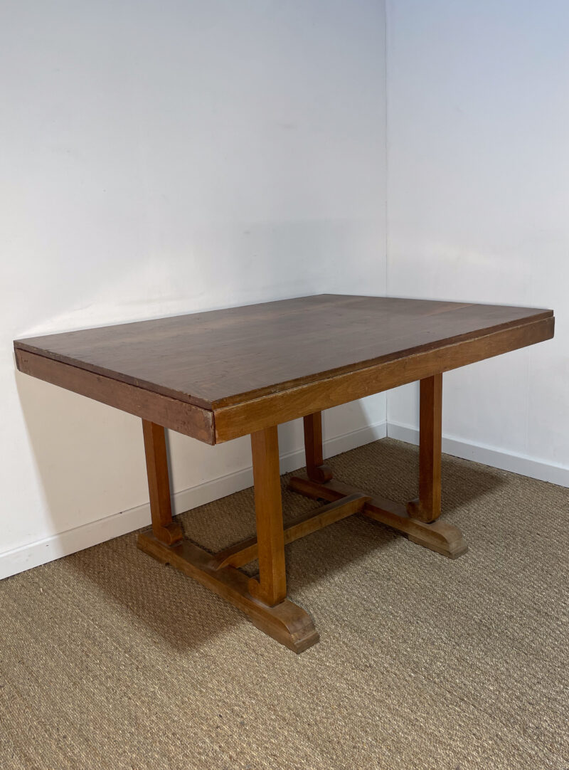 Table en bois rectangulaire