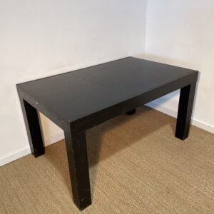 Table noire pieds carrés