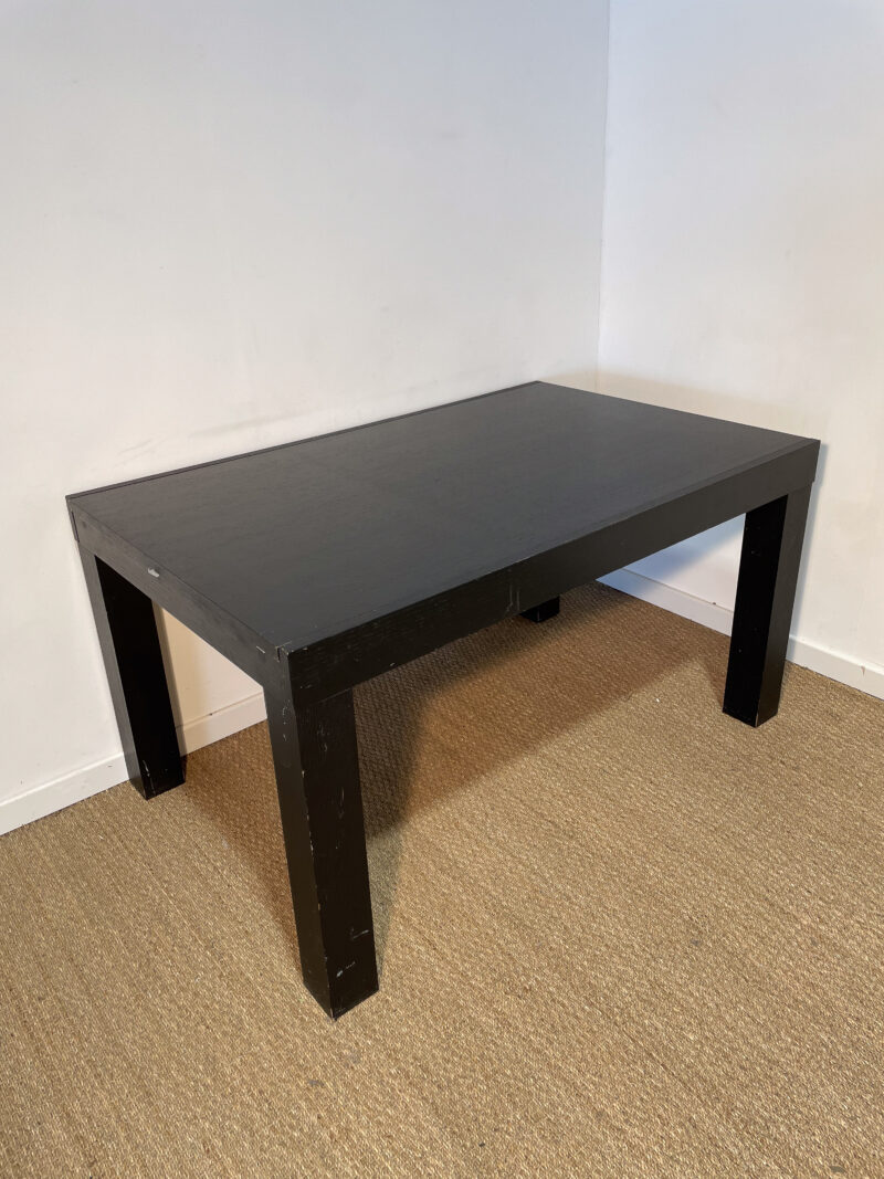 Table noire pieds carrés