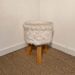 Tabouret housse en fourrure blanche