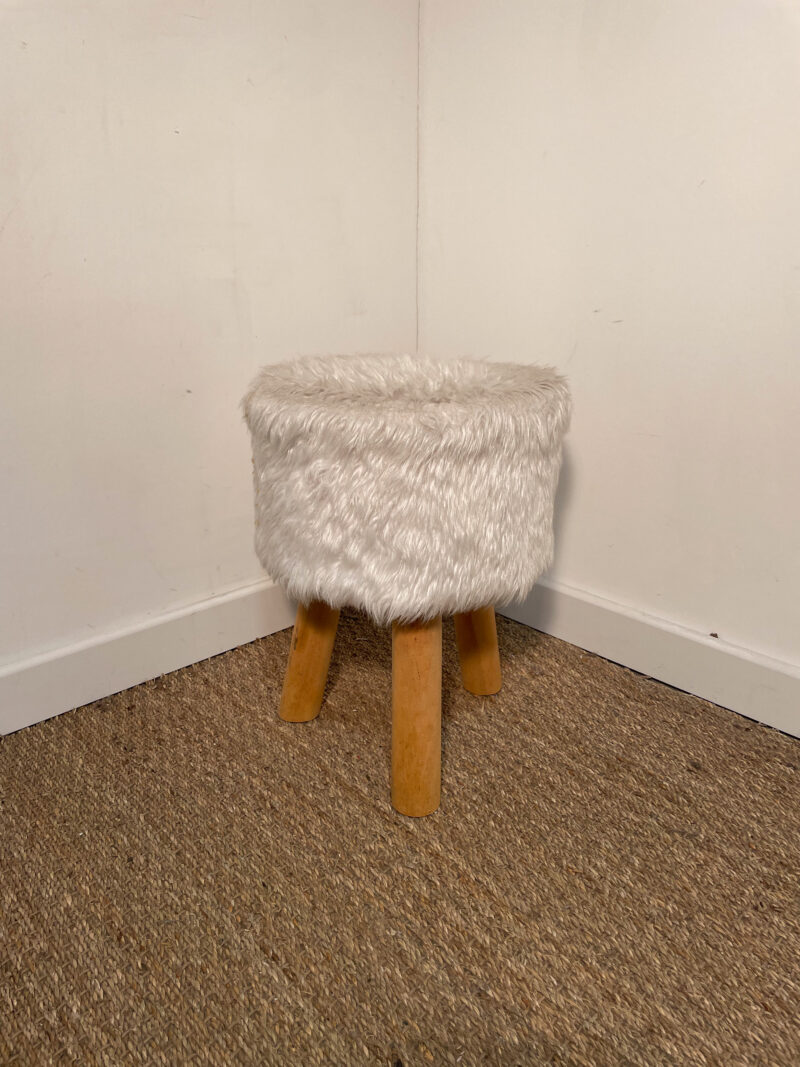 Tabouret housse en fourrure blanche