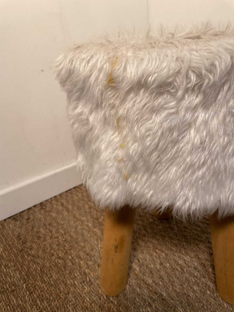Tabouret housse en fourrure blanche – Image 3