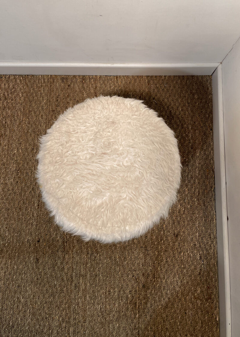Tabouret housse en fourrure blanche – Image 4