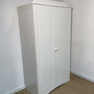 Armoire blanche avec penderie