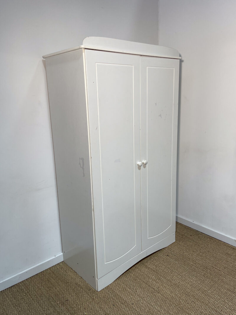 Armoire blanche avec penderie