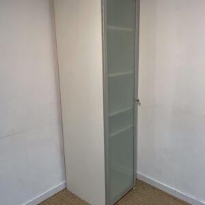 Grande armoire à rangements en bois blanc