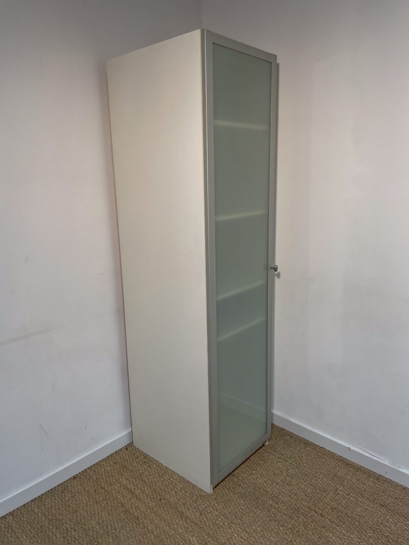 Grande armoire à rangements en bois blanc