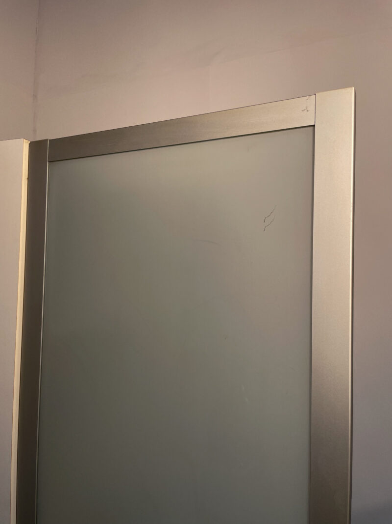 Grande armoire à rangements en bois blanc – Image 5