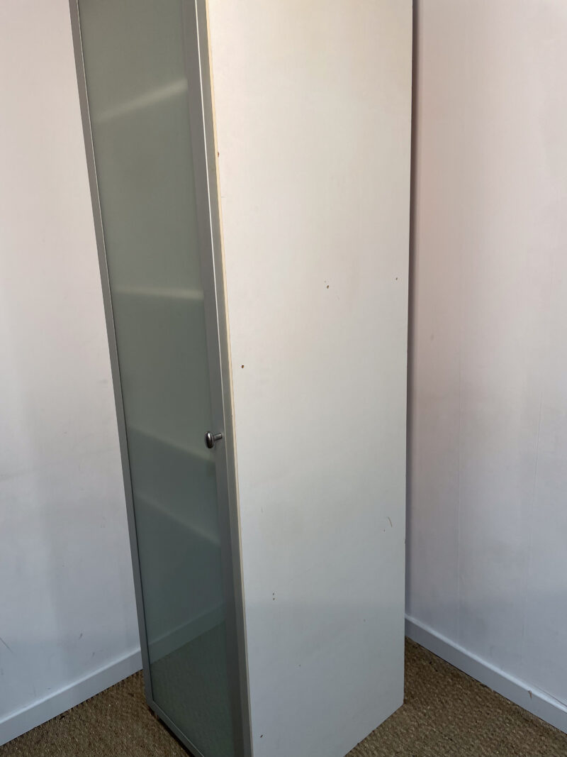 Grande armoire à rangements en bois blanc – Image 7