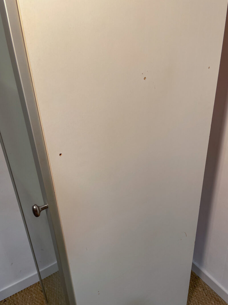 Grande armoire à rangements en bois blanc – Image 8