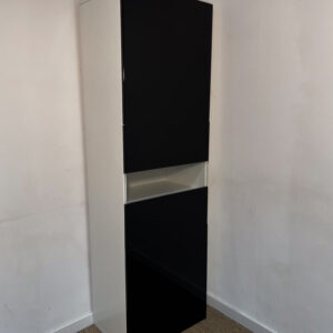 Armoire haute noire et blanche