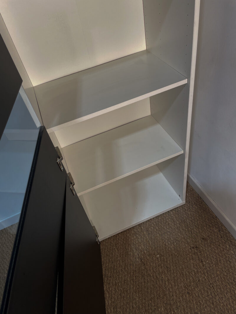 Armoire haute noire et blanche – Image 5