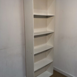 Bibliothèque haute en bois blanche