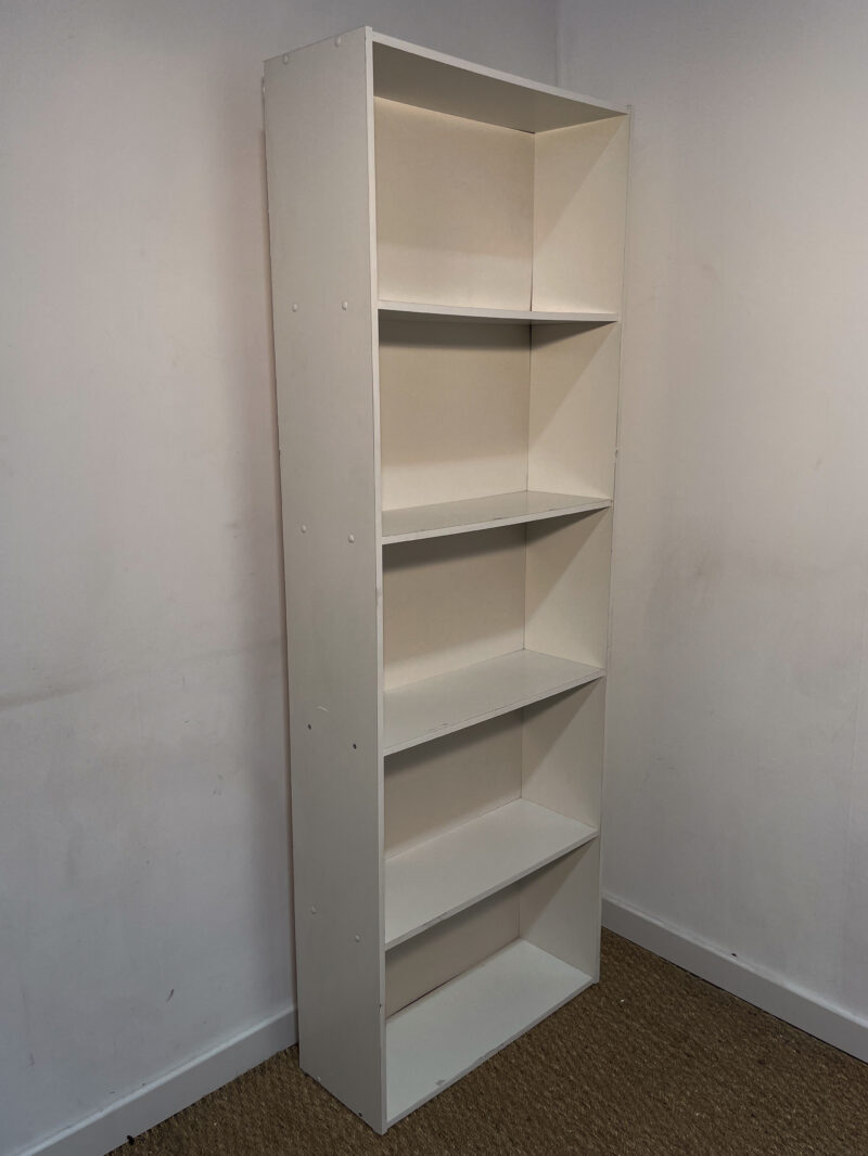 Bibliothèque haute en bois blanche