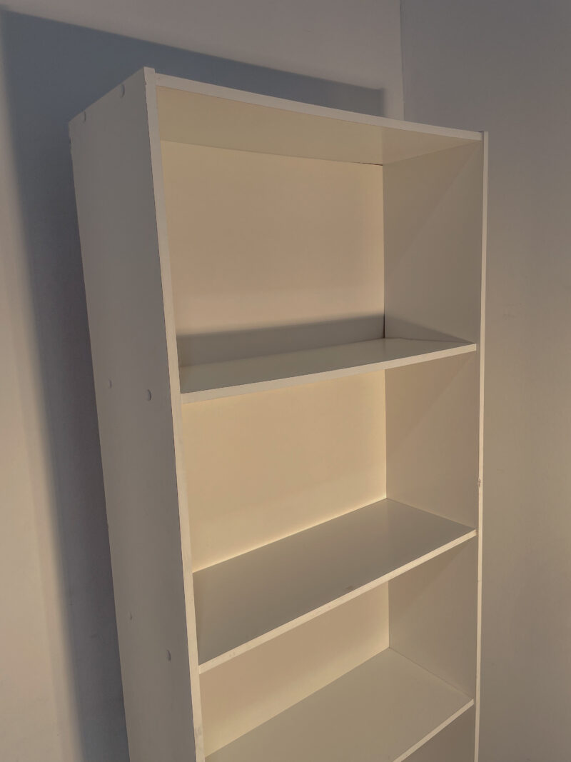Bibliothèque haute en bois blanche – Image 3