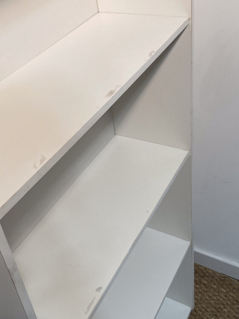 Bibliothèque haute en bois blanche – Image 4
