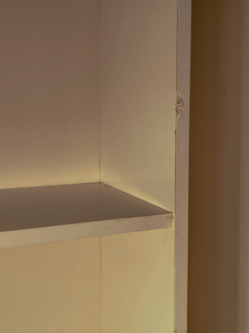 Bibliothèque haute en bois blanche – Image 7