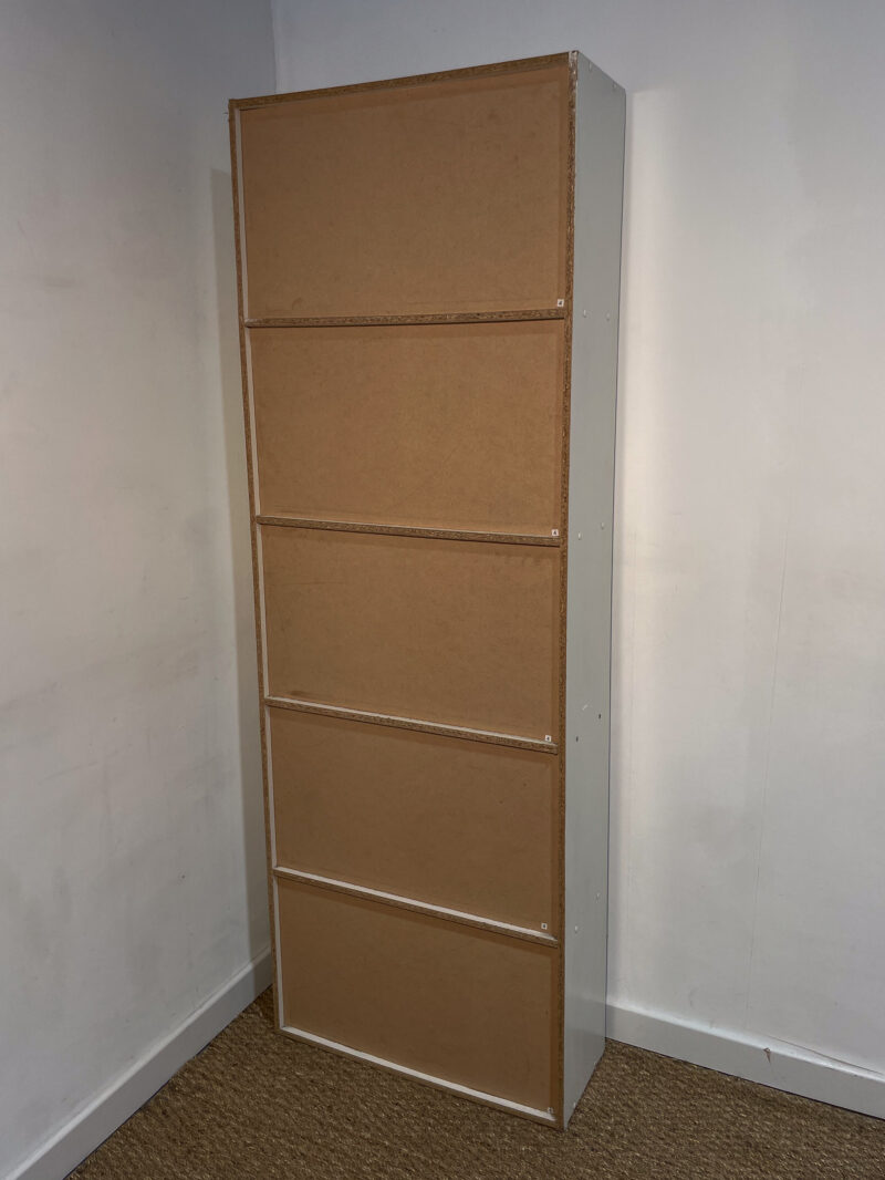 Bibliothèque haute en bois blanche – Image 8