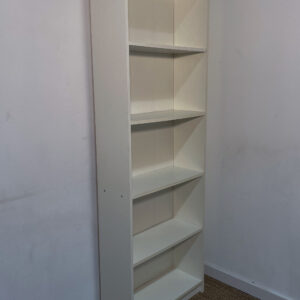 Bibliothèque haute en bois blanche